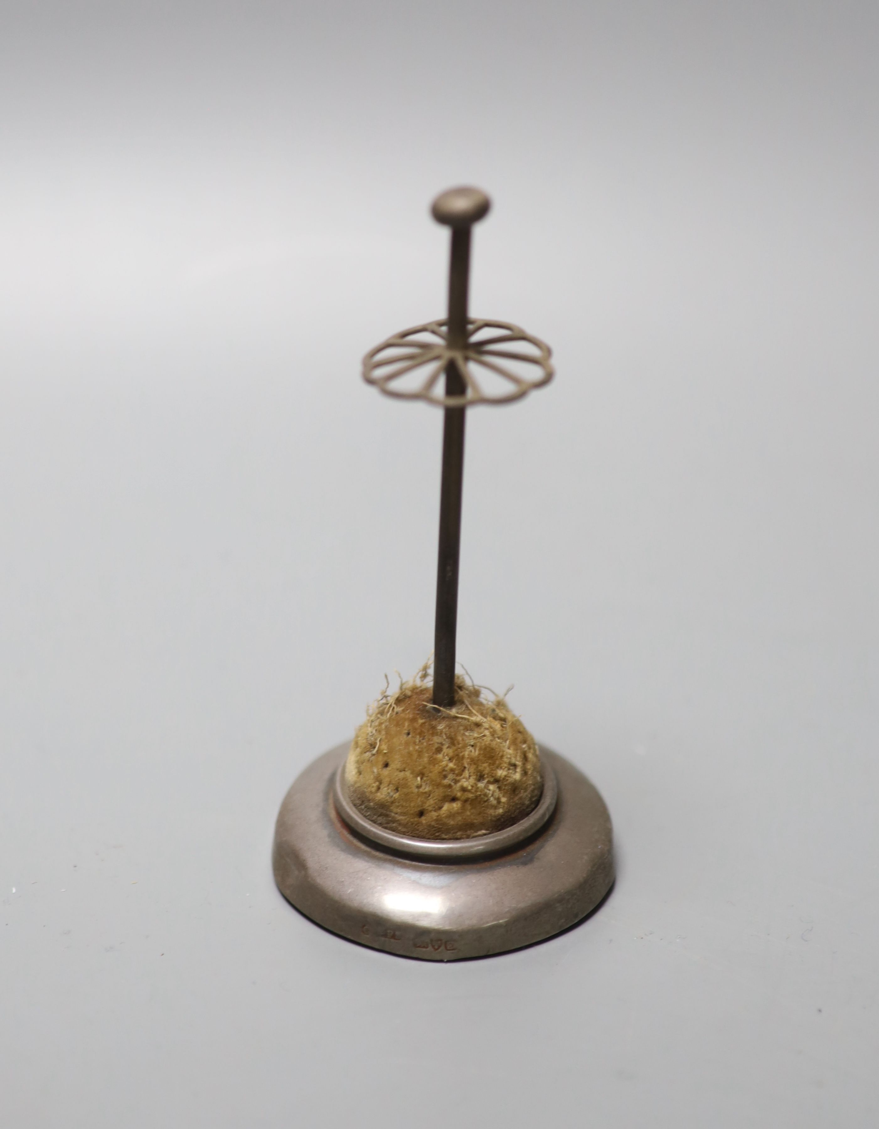 An Edwardian silver mounted hatpin stand, Saunders & Shepherd, Chester, 1904, 11.5cm.